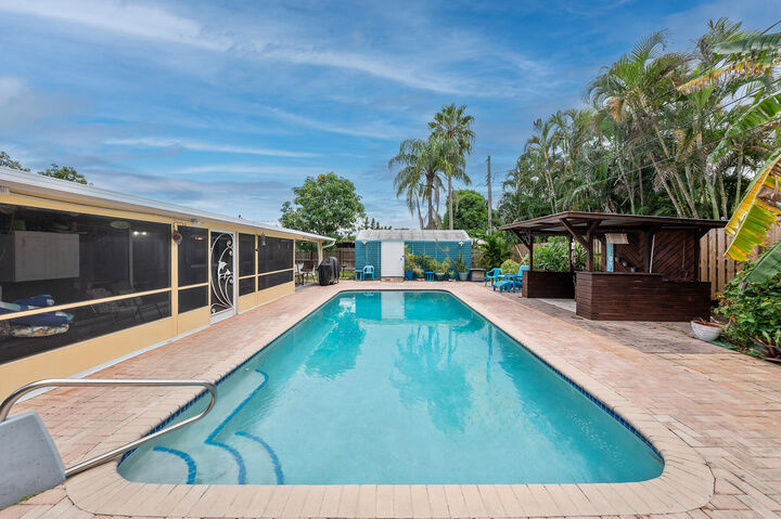 Property Photo: 1014 W Broward Street FL 33462