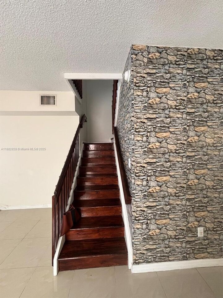 Property Photo: 1133 SE 13th Ter FL 33035