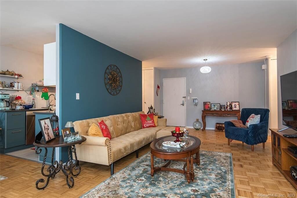 Property Photo:  31 Woodland Street 4G  CT 06105 