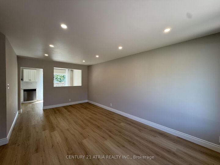 Property Photo:  801 Krosno Boulevard  ON L1W 1G7 