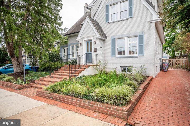 Property Photo:  104 W Myrtle Street  VA 22301 