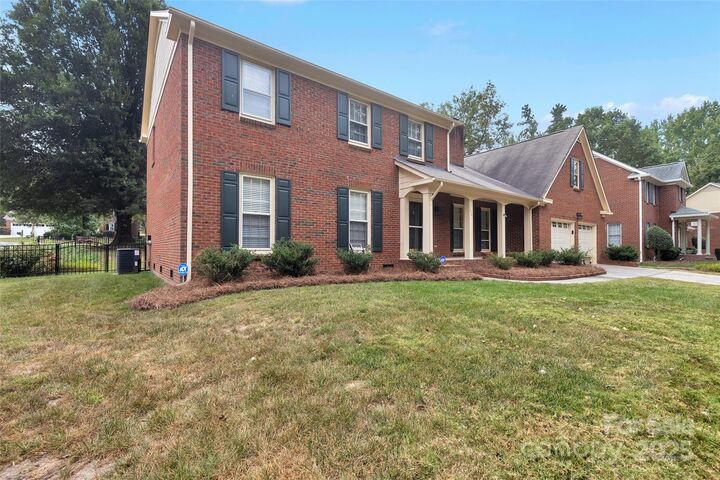 Property Photo:  1401 Matthews Plantation Drive  NC 28105 