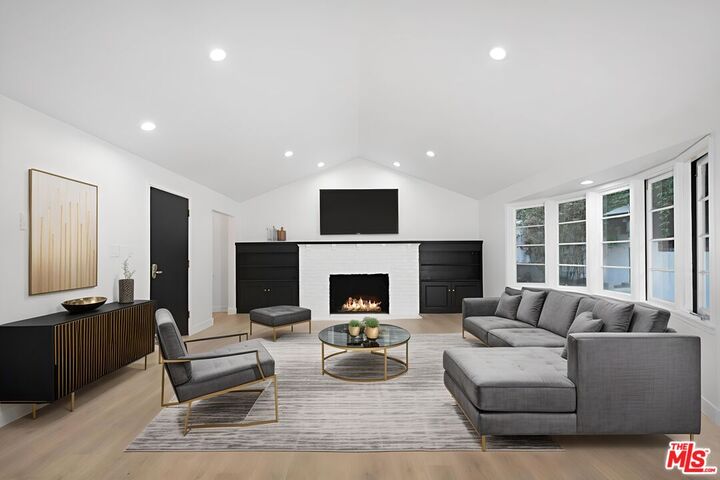 Property Photo:  1805 Nichols Canyon Rd  CA 90046 