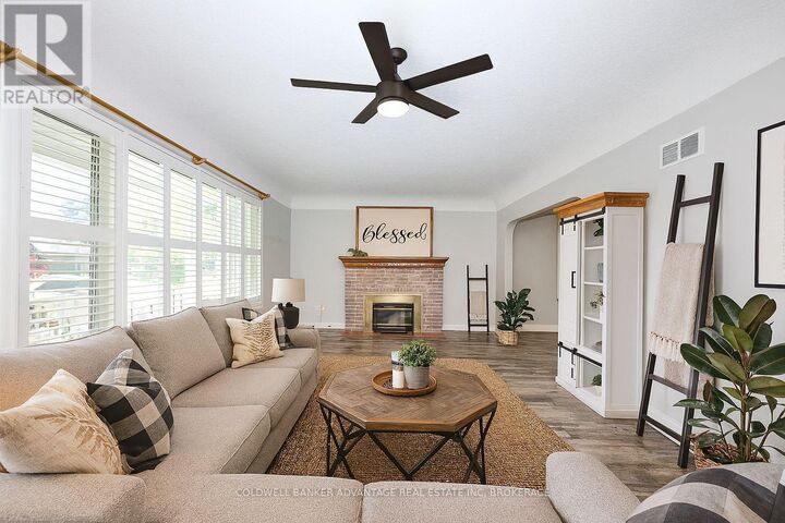 Photo de la propriété:  49 Carlton Avenue  ON L3C 1P8 