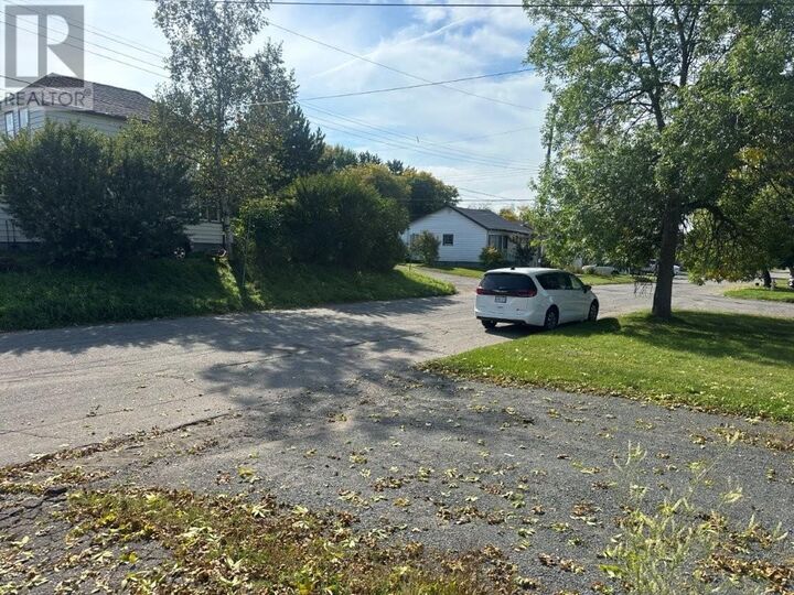 Photo de la propriété:  92 Windemere Ave S  ON P7B 4M3 