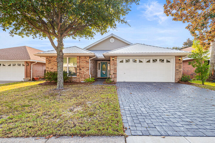 Property Photo:  4666 Sunsail Circle  FL 32541 