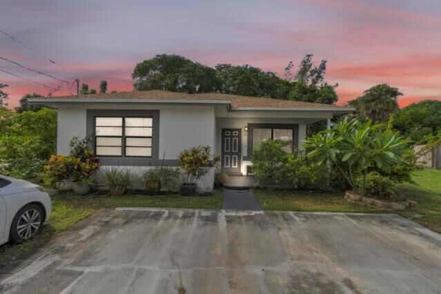 Property Photo:  108 SW 2nd St  FL 33441 