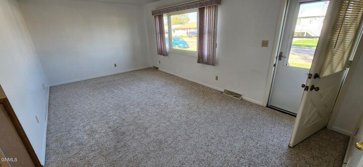 Property Photo:  818 S 17th Street S  ND 58504 