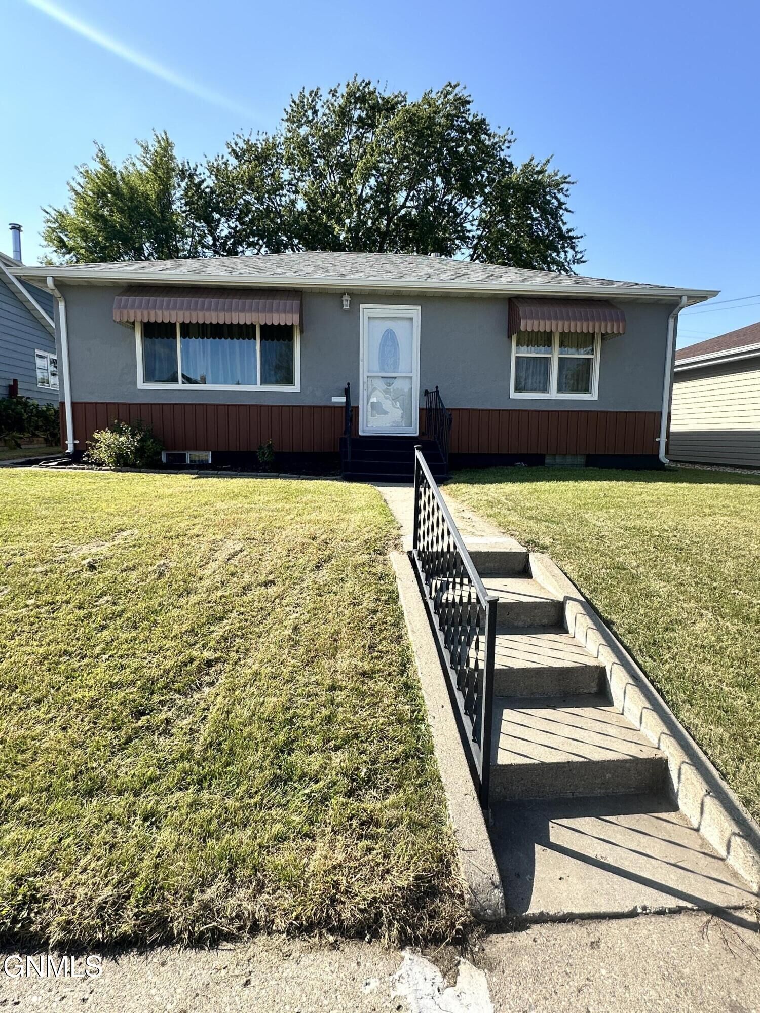 Property Photo:  804 7th Avenue SE  ND 58401