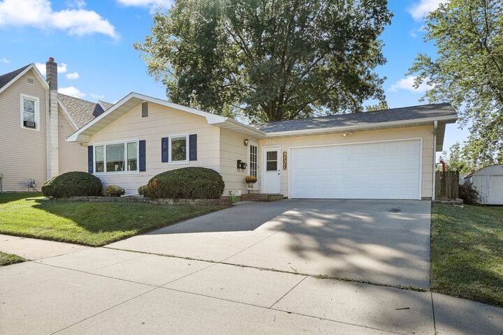 1211 Columbus Street  Pella IA 50219 photo