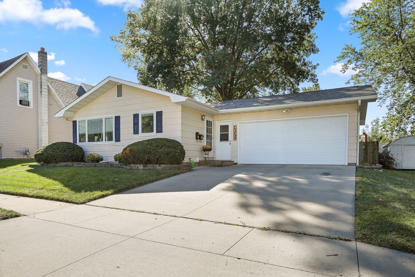 Property Photo: 1211 Columbus Street IA 50219