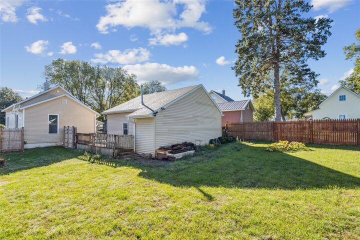 Property Photo: 123 E 8th Street S IA 50208