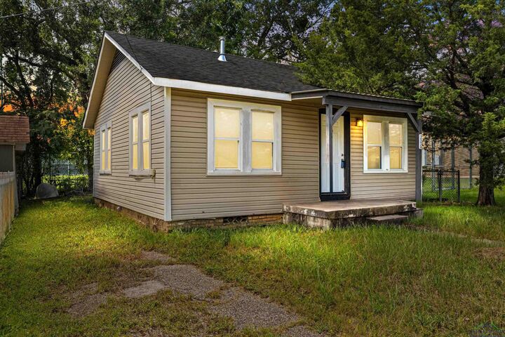 Property Photo:  206 King  TX 75662 