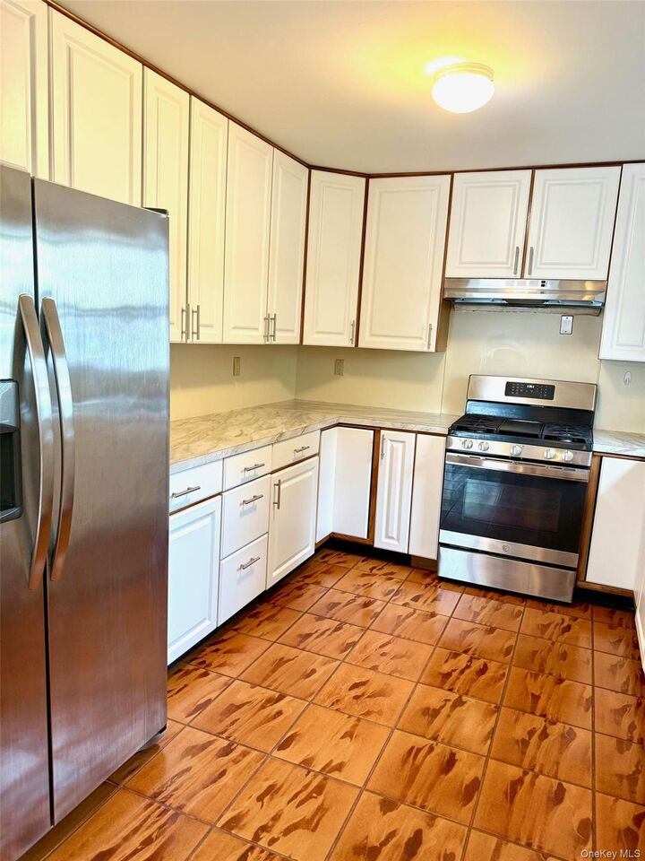 Property Photo:  12 S Buckhout Street 1  NY 10533 