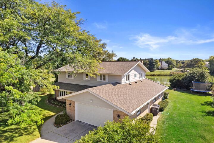 Property Photo:  5 Shorewood Ct  WI 53402 