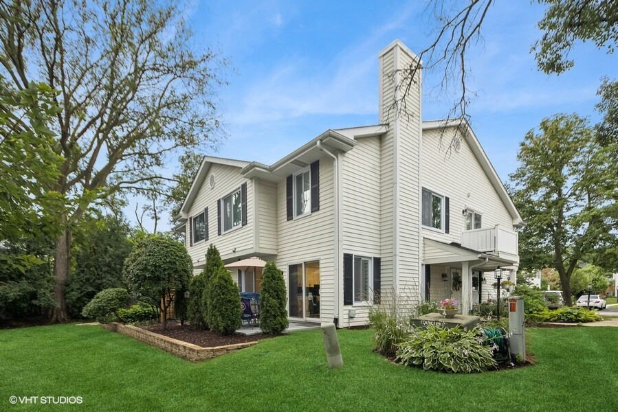 Property Photo:  539 Willowcreek Court 3-17  IL 60514 