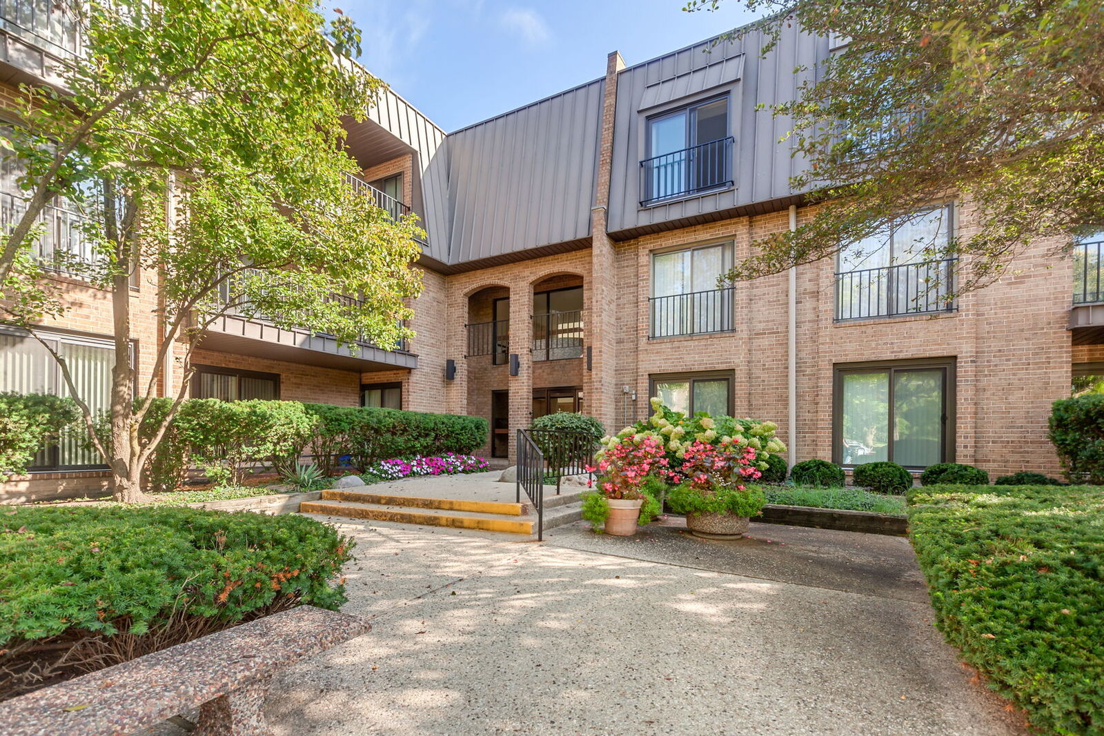 Property Photo:  3 The Court Of Harborside 111  IL 60062 