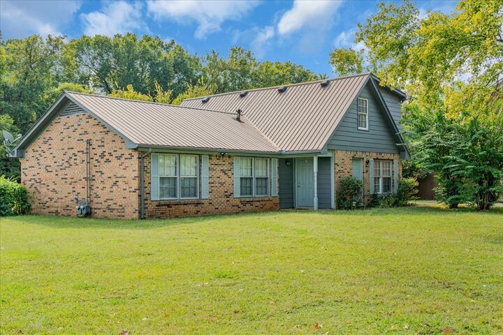 Property Photo: 738 E Northfield Blvd TN 37130