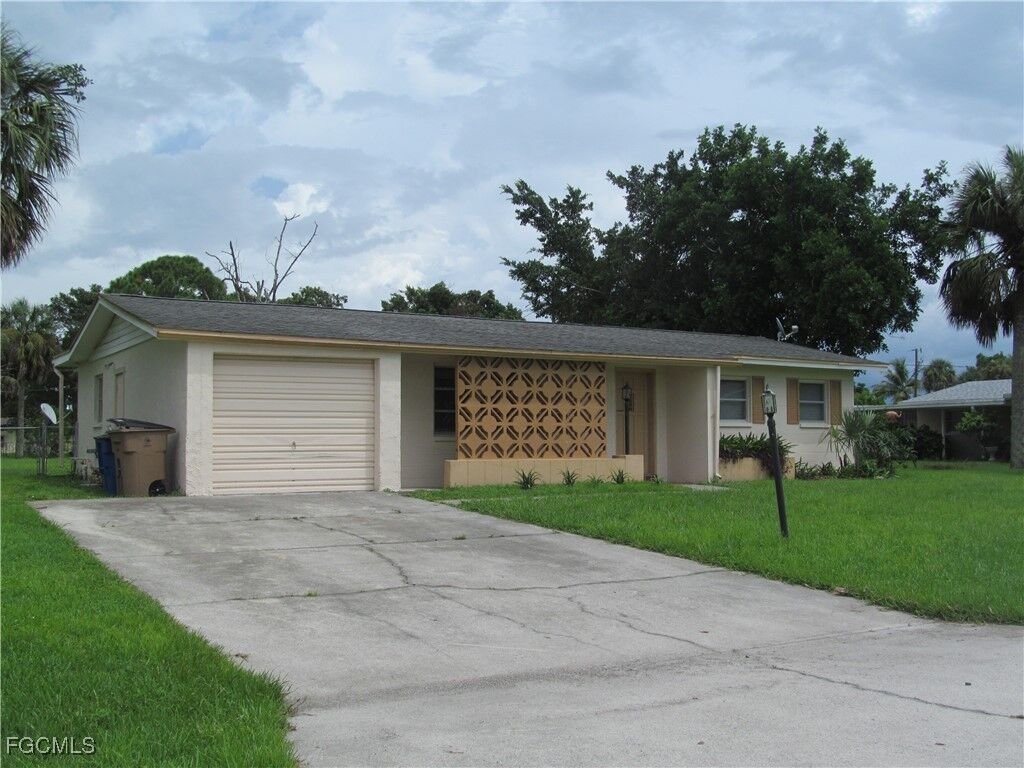 Property Photo: 16 Lincoln Avenue FL 33936