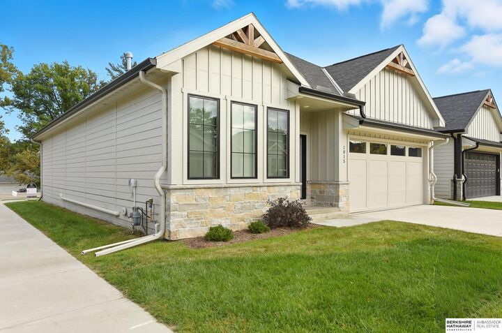 Property Photo:  1015 S 90th Court  NE 68114 