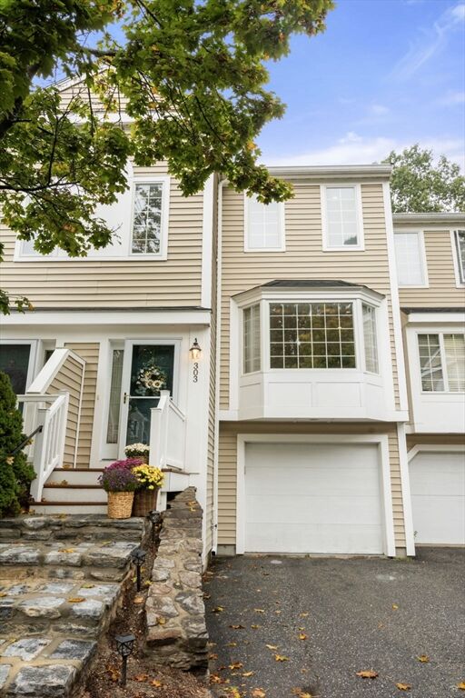Property Photo:  303 Greenwich Ct 303  MA 01609 