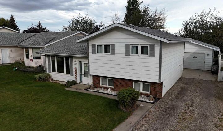 1129 60 Street  Edson AB T7E 1J1 photo