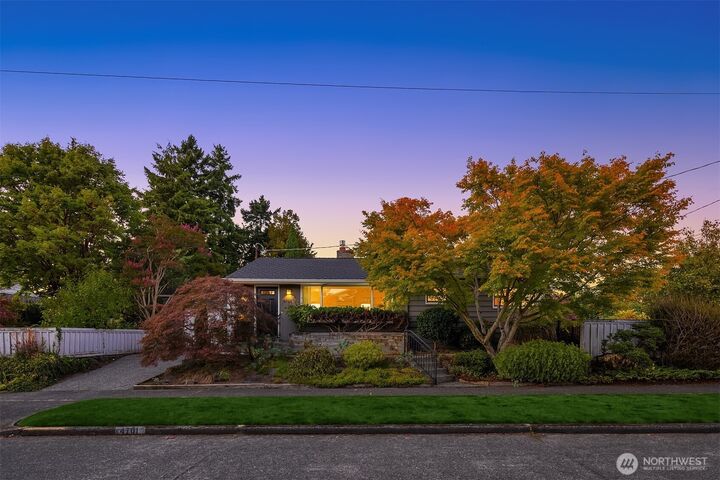 Property Photo:  4701  46th Avenue NE  WA 98105 