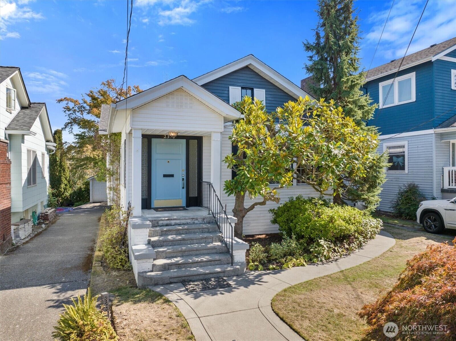 Property Photo: 2510 4th Avenue W WA 98119