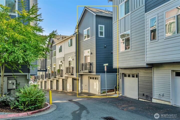 Property Photo:  2131 NW Moraine Place  WA 98027 