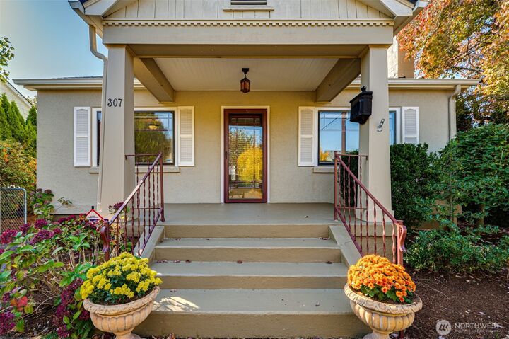 Property Photo:  307 E 22nd Street  WA 98663 