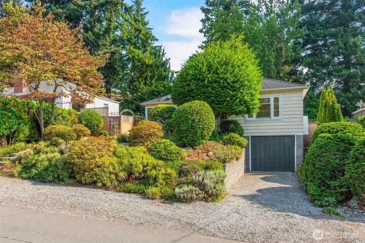 Property Photo:  10422  20th Ave NE  WA 98125 