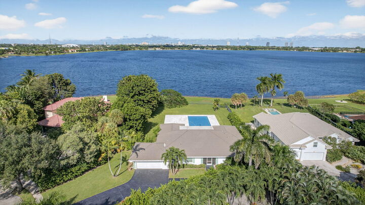 Property Photo:  8 Woodbrook Circle  FL 33401 