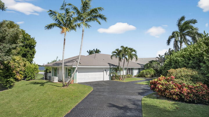 Property Photo:  8 Woodbrook Circle  FL 33401 