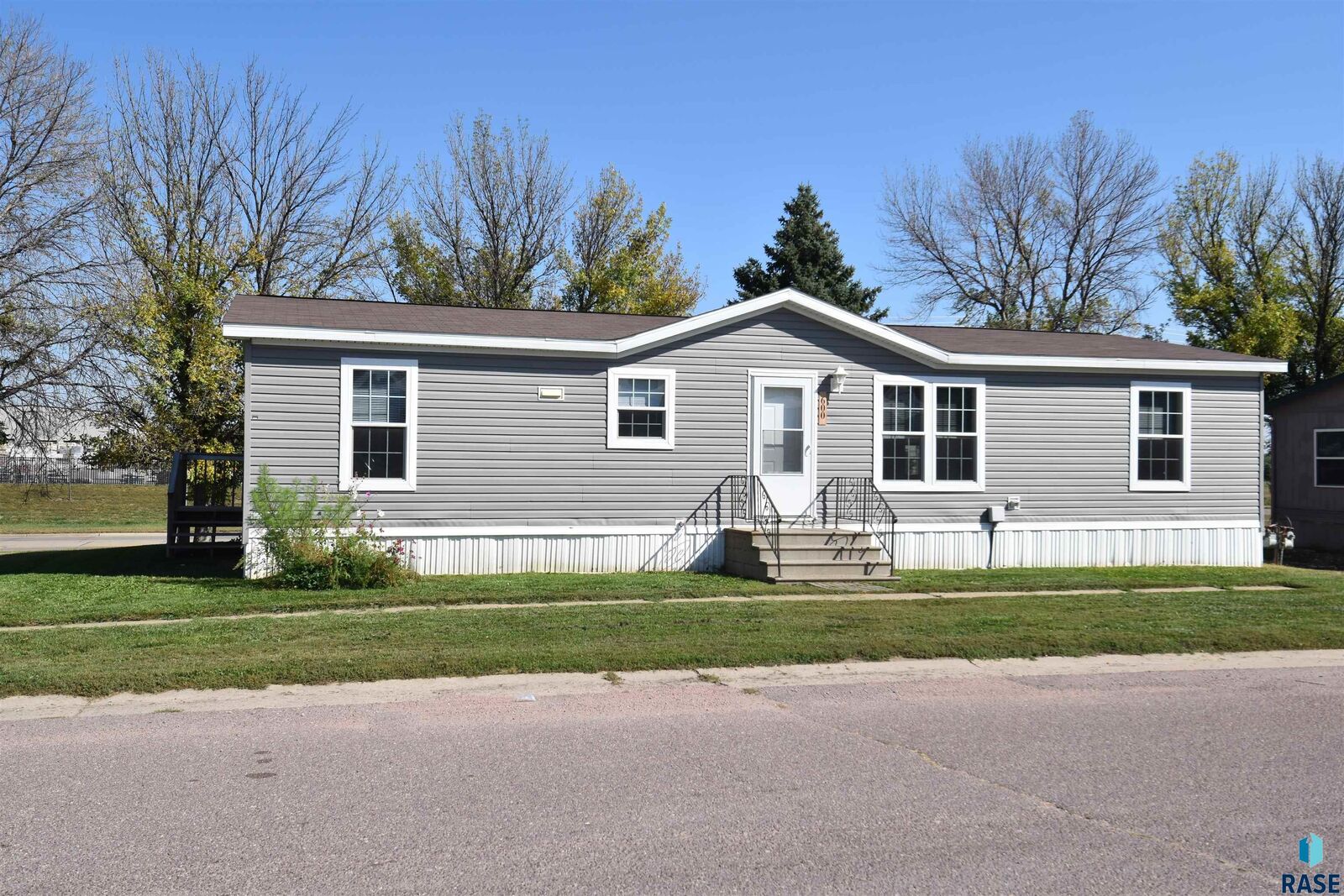 Property Photo:  600 N Swan Pl  SD 57107 