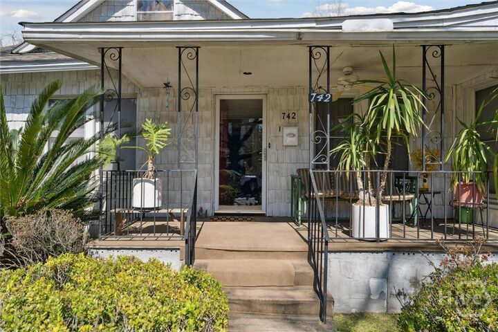 Property Photo:  742 E Park Avenue  GA 31401 