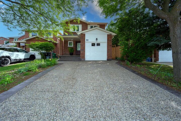 Property Photo: 32 Payton Court ON L6W 3Y9