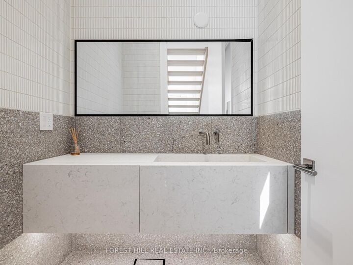 Photo de la propriété:  171 Elmwood Avenue  ON M2N 3M3 