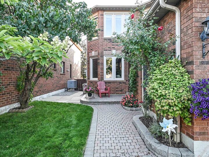Property Photo:  5306 Lismic Boulevard  ON L5V 1P5 