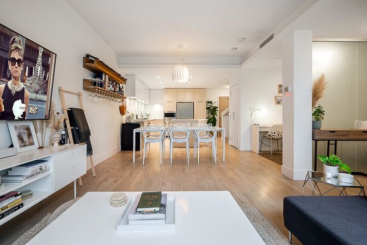 Photo de la propriété: 680 Seylynn Crescent 103 BC V7L 0B5