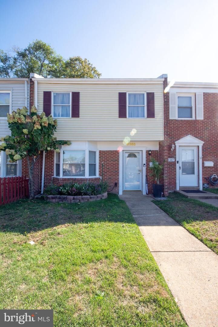 Property Photo: 8385 Irongate Way VA 20109