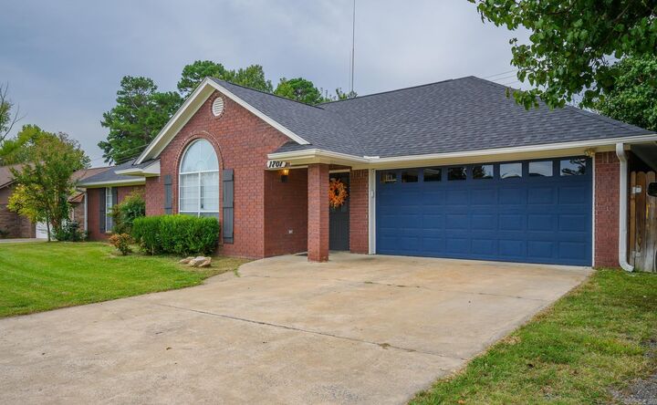 Property Photo: 1701 Valley View Drive AR 71953