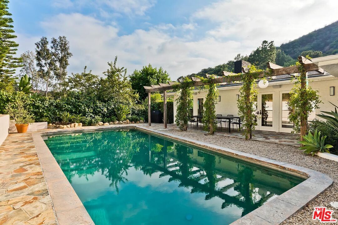 Property Photo:  2268 Betty Ln  CA 90210 