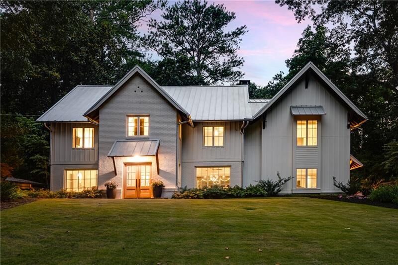 Property Photo: 700 Edgewater Trail GA 30328