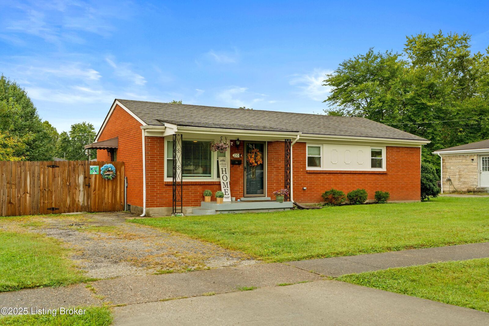 Property Photo:  210 Chattanooga Ave  KY 40214 