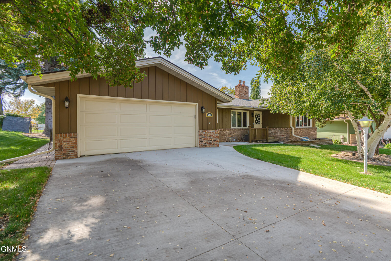 Property Photo:  213 Redstone Drive  ND 58503 