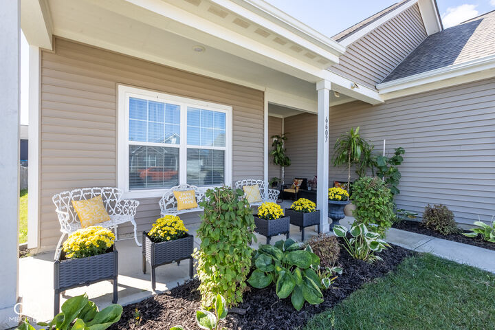 Property Photo: 6607 Laurelwood Drive IN 46064