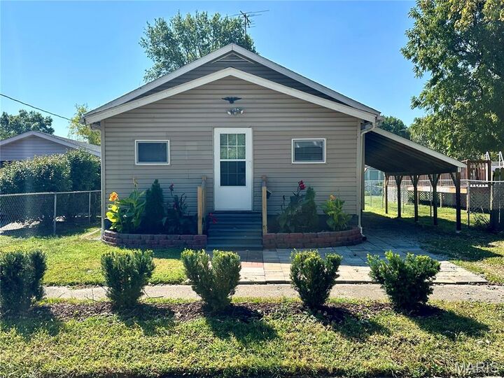 Property Photo:  140 E Hawthorne Street  IL 62048 