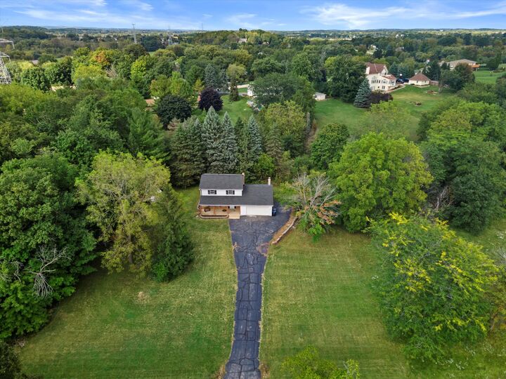 Property Photo:  S80w23790 Parkview Dr  WI 53103 