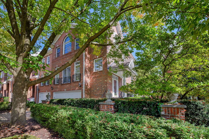 Property Photo:  221 Campbell Court  IL 60134 