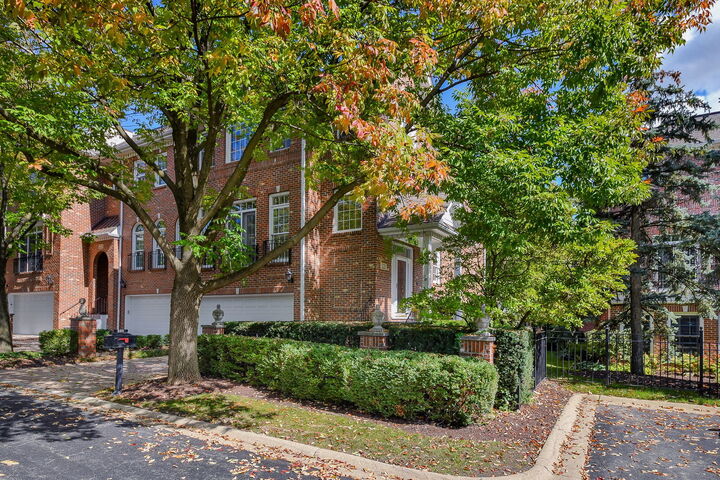 Property Photo: 221 Campbell Court IL 60134